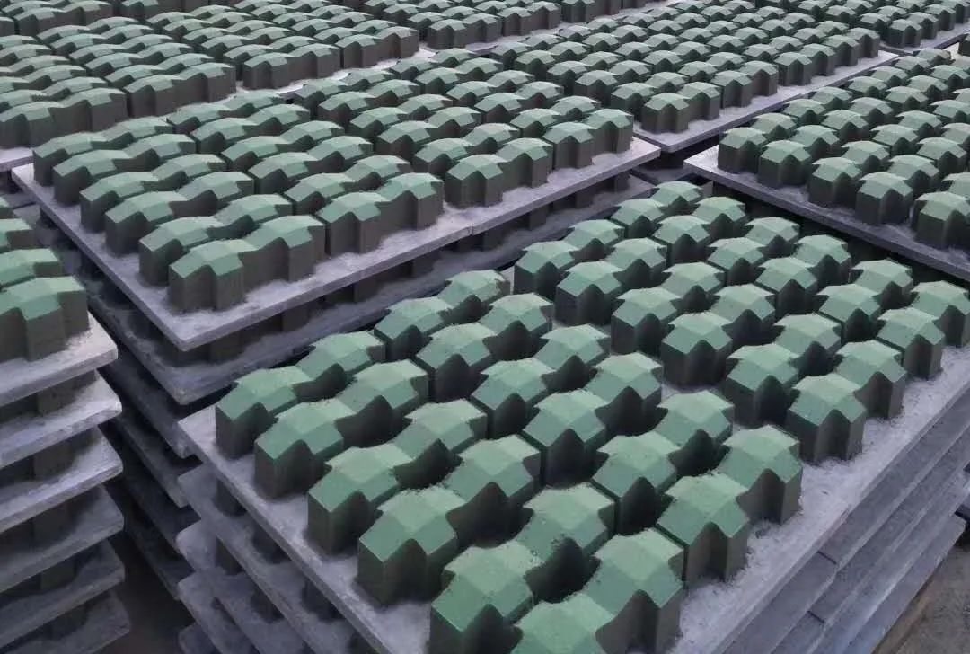 这个彩砖厂的老板年纪大了,今年不想开工厂了