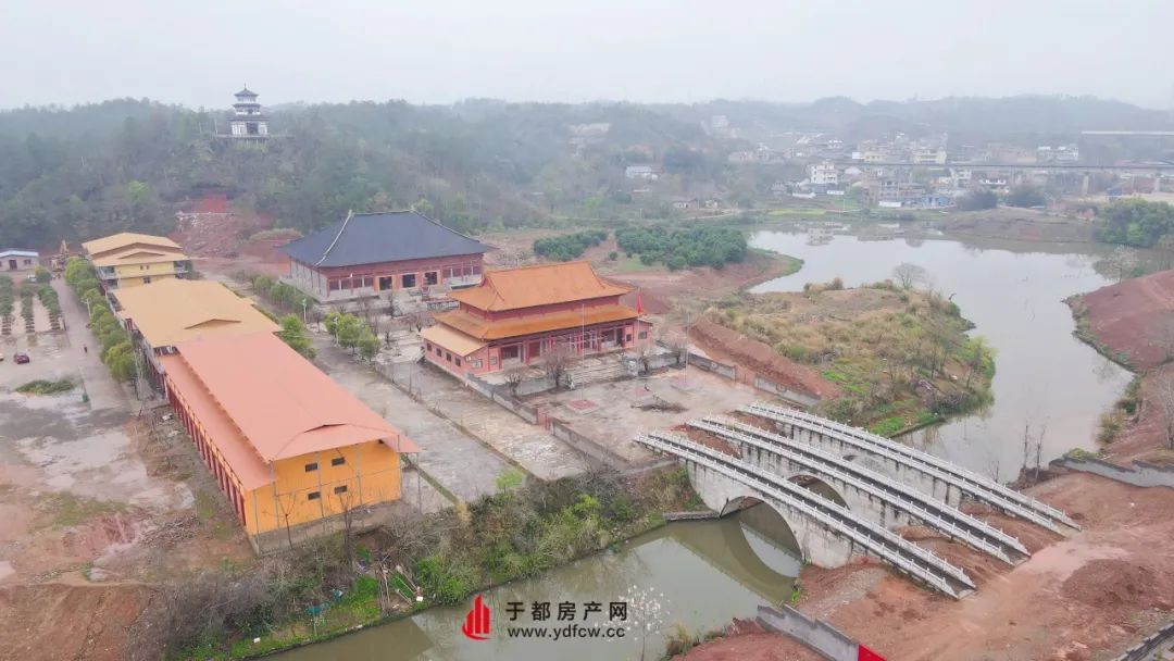 从寺庙旁边的小路上看 你会发现寺庙后有三座桥 可直接通往福田寺