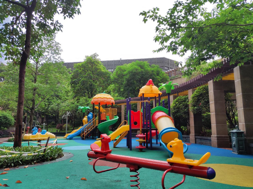 另小区设置有儿童娱乐设施,可方便儿童玩耍.